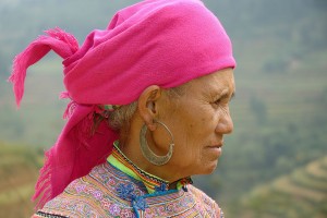 Femme Hmông Hoa portant un turban rose