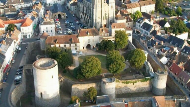 Lire la suite à propos de l’article SORTIE CROQUIS USK : Sur les remparts du château de DOURDAN,   Samedi 30 août 2025
